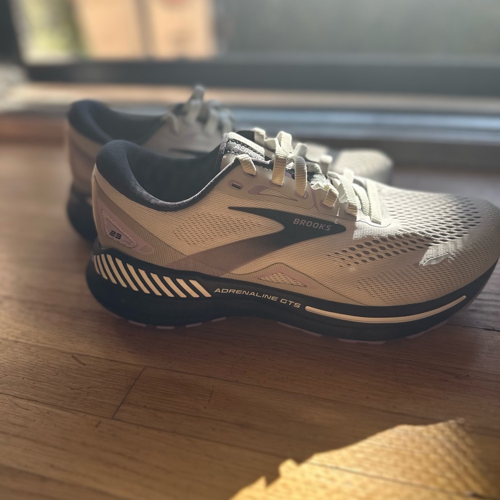 Brooks Adrenaline GTS 23, womens’s size 7.5 2E